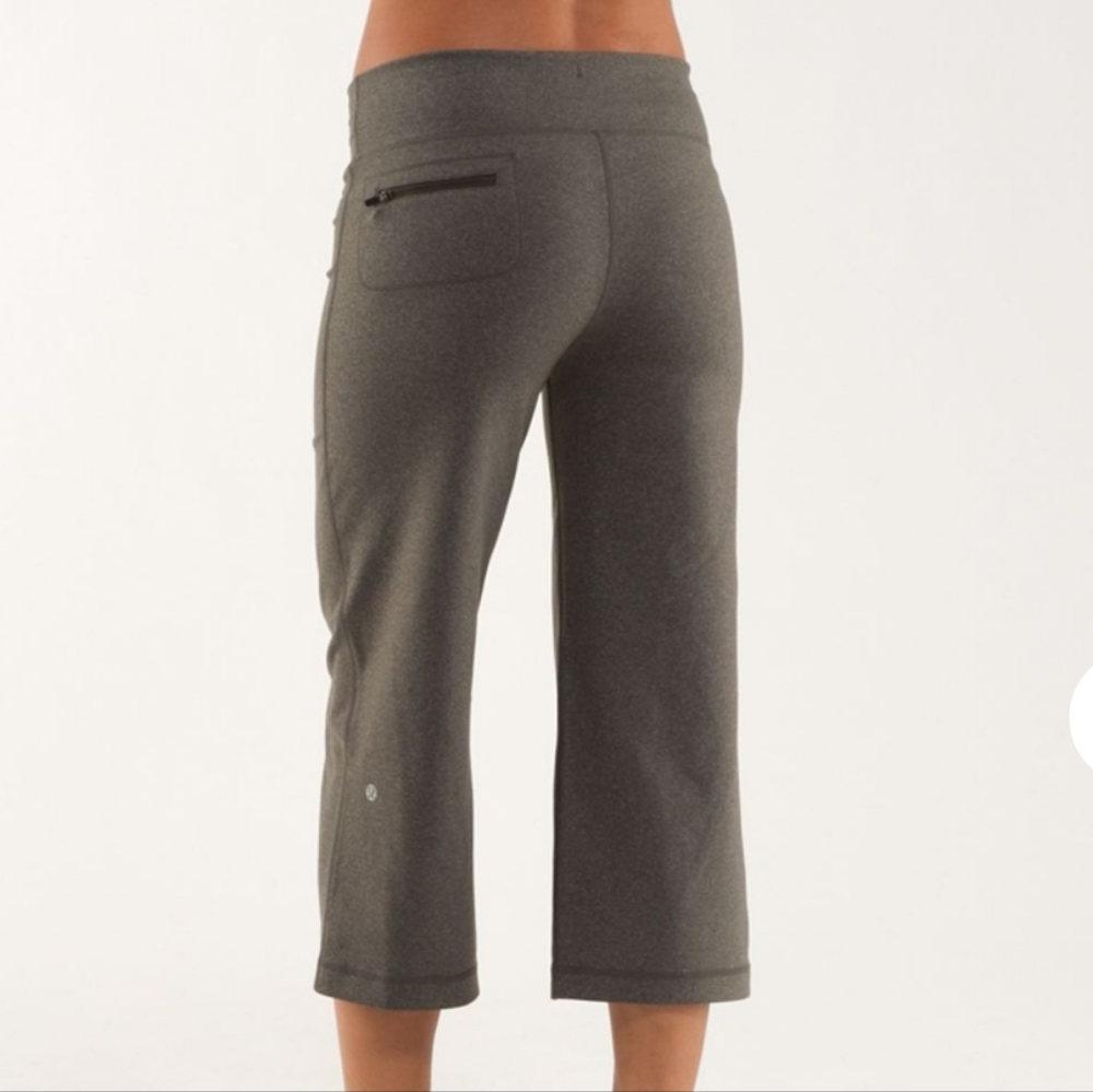 Sz 6 Lululemon Relaxed Fit Crop Pants II. Inseam 21". Perfect condition.